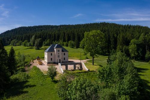 una vista aérea de una casa en un campo en Alte Försterei Wildenthal, en Eibenstock