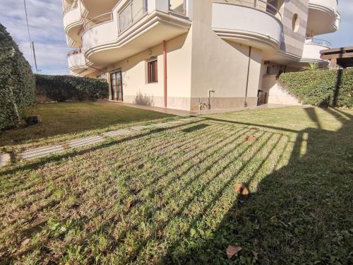 O grădină în afara Appartamento sul mare di Mattia