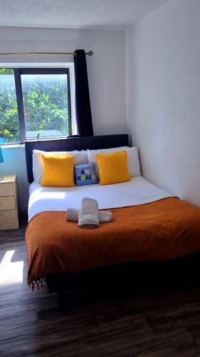 a bedroom with a large bed with yellow pillows at 2bed city centre apartment in Limerick
