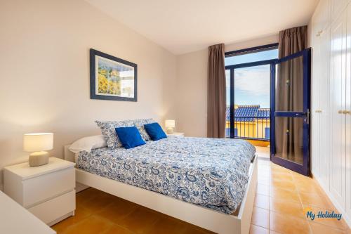 une chambre avec un lit et un balcon dans l'établissement Villa Meloneras III, à Maspalomas