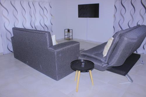 Villa Central في فرانسیستوون: غرفة معيشة مع كرسيين وطاولة