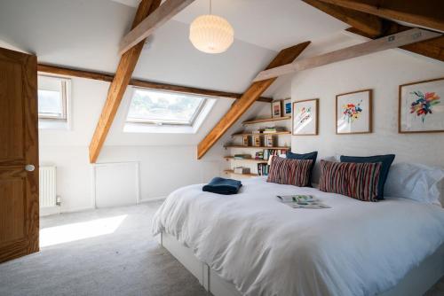 een slaapkamer met een groot wit bed op een zolder bij 70 Trefusis in Flushing