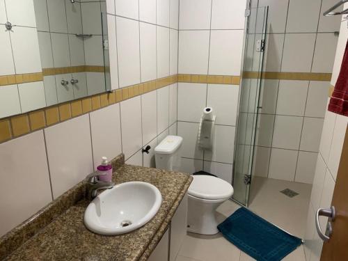 łazienka z toaletą, umywalką i prysznicem w obiekcie Saint Sebastian ap115 -stúdio para casal w mieście Jaraguá do Sul