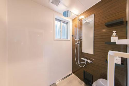 un baño con ducha y WC en Stay奥松阪, en Matsusaka