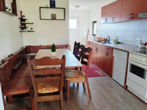 Кухня или мини-кухня в SIMIĆ planinska kuća
