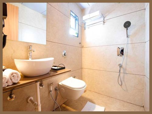 Phòng tắm tại Hotel Galaxy G And P Near Naini Lake And Mall Road Hotel - Best Premium Hotel - Free Wifi and Room Service