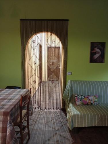 TABERNA ROMANA VILLA OCA b&b في فليتري: غرفة نوم بها طائر في قفص