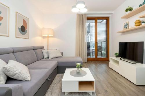 Sadowa Spacious Apartment with Balcony next to Granary Island by Noclegi Renters