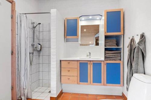 un bagno con lavandino e doccia di BL1144-Blokhus-Sixtusvej-27 a Hune