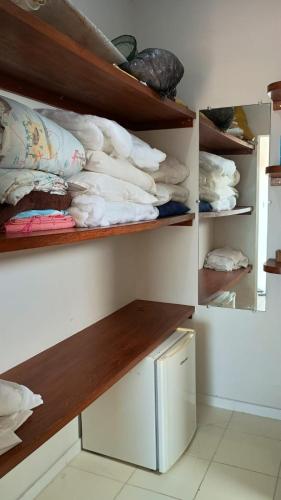 ein Schrank voller weißer Handtücher in der Unterkunft Salinópolis Praia in Salinópolis