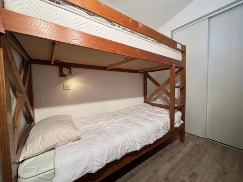 ein Schlafzimmer mit zwei Etagenbetten in einem Zimmer in der Unterkunft Résidence Grand Bois A1118 Clés Blanches in La Tania