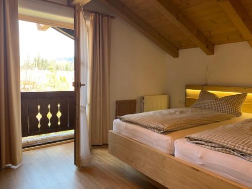 Postel nebo postele na pokoji v ubytování Ferienwohnung Gipfelstürmer - Am Sonneneck inkl. Chiemgaukarte
