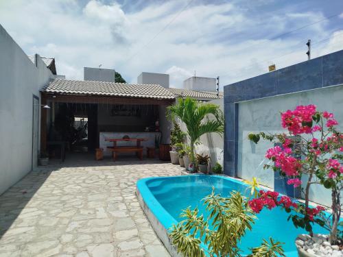a courtyard with a blue pool in a yard at Casa de veraneio - FA Beach in Conde