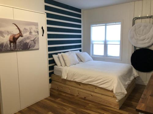 Кровать или кровати в номере Domaine des Montagnais