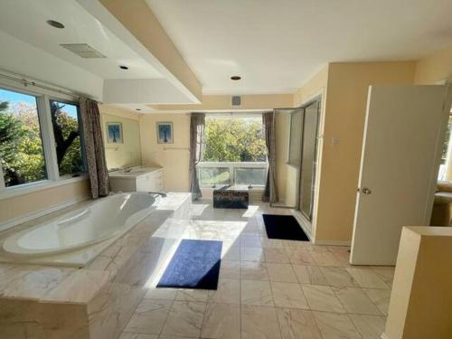 Ένα μπάνιο στο Villa Celestia