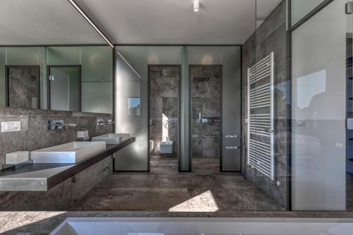 Et badeværelse på Villa A by Tourist Adria Group