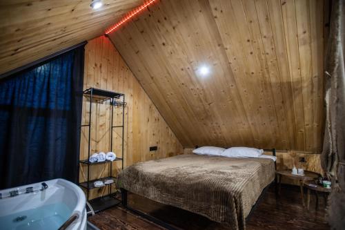 Ένα ή περισσότερα κρεβάτια σε δωμάτιο στο AAA Byurakan Rest House