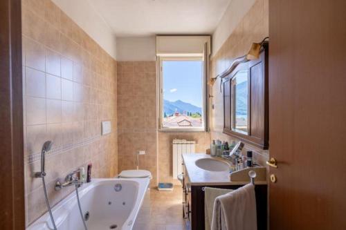 Ένα μπάνιο στο Apartment overlooks the sea from almost every window !