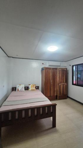 a bedroom with a large bed in a room at Malaika Residence in Sampong