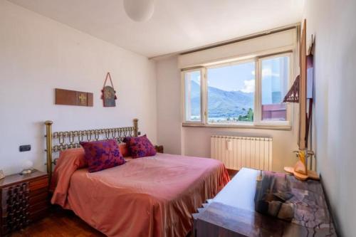 Ένα ή περισσότερα κρεβάτια σε δωμάτιο στο Apartment overlooks the sea from almost every window !