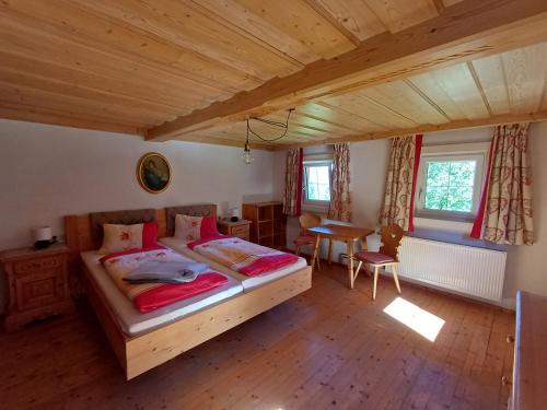 Ένα ή περισσότερα κρεβάτια σε δωμάτιο στο Romantisches Bauernhaus