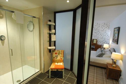 bagno con doccia e sedia in camera di The Marine Hotel & Restaurant a Whitby