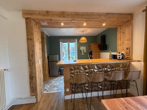 モンティエ・アン・デにあるLe Refuge de Raoulのキッチン(スツール付きのバー付)