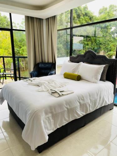 A bed or beds in a room at The Alexandria Marquis Hotel and Resort