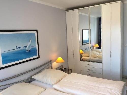 STR150b "Residenz Johannsens" F في نيندورف: غرفة نوم بها سريرين ومرآة