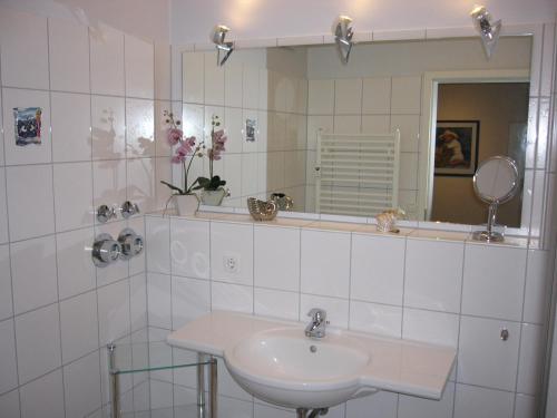 STR150b "Residenz Johannsens" F في نيندورف: حمام أبيض مع حوض ومرآة