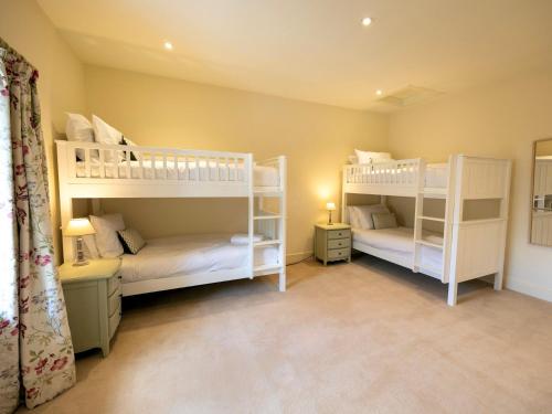 En eller flere senge i et værelse på 5 Bed in Stanley 96399