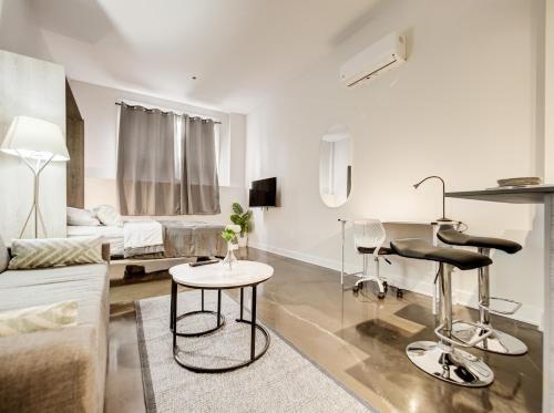 a living room with a couch and a table at Confort et style en plein Montréal in Montréal