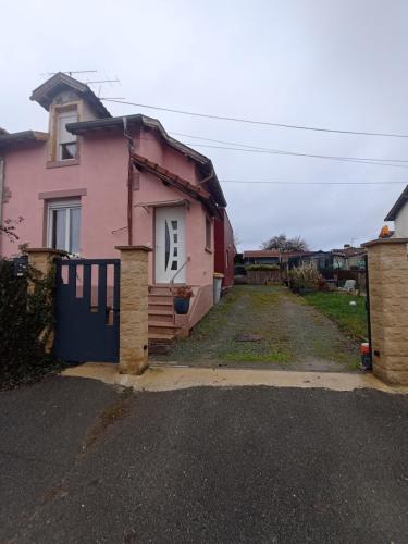 a pink house with a gate and a driveway at Au Logis du Mont in Belfort