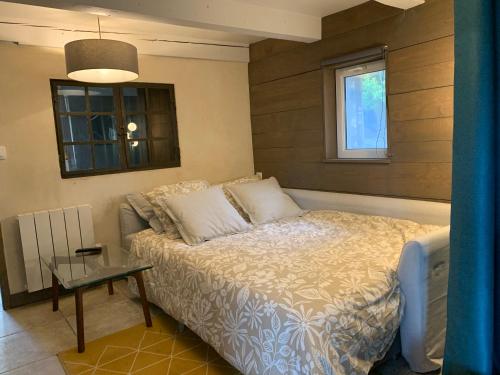 a small bedroom with a bed and a window at L'atelier au jardin in Strasbourg
