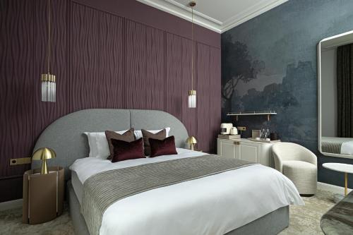 une chambre avec un grand lit et une chaise dans l'établissement Avalon Luxury Villa, à Miskolc