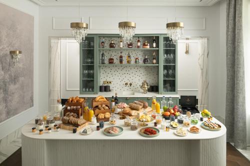 een ontbijttafel met eten erop in een keuken bij Avalon Luxury Villa in Miskolc