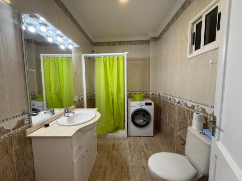 een badkamer met wastafel en wasmachine bij Rooms La Laja 3 in Las Palmas de Gran Canaria