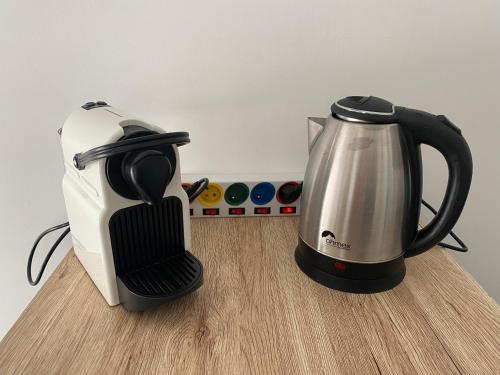 einen Mixer und einen Wasserkocher auf dem Tisch in der Unterkunft Sur la route des châteaux in Soussans