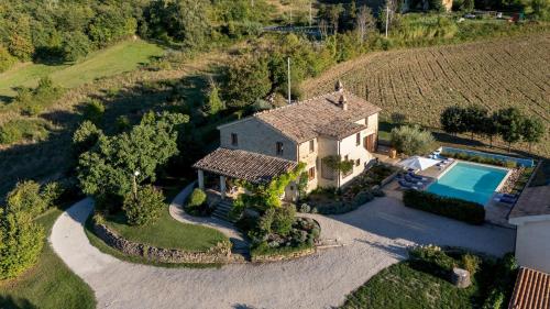 uma vista aérea de uma casa com piscina em CASALE LA CASCINA 8, Emma Villas em Force