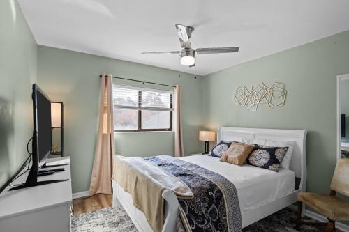 En eller flere senge i et værelse på Modern 2BRM 2BATHRM Condo Near Everything in Augusta