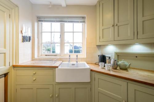 Kuchyň nebo kuchyňský kout v ubytování Sanctuary House