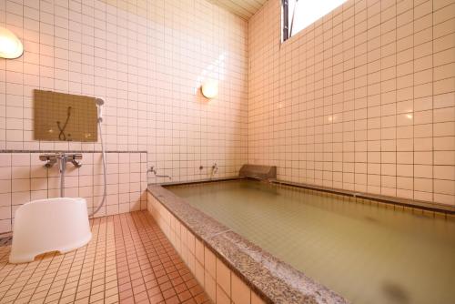 La salle de bains est pourvue d'une piscine d'eau. dans l'établissement Hotel Tamano, à Otawara