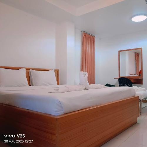 ein Schlafzimmer mit einem großen Bett mit weißer Bettwäsche in der Unterkunft Convenient Resort in Lat Krabang