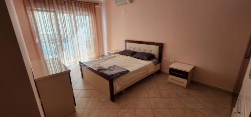 地拉那Kalpazo Bloom Tirana的一间带床和窗户的小卧室