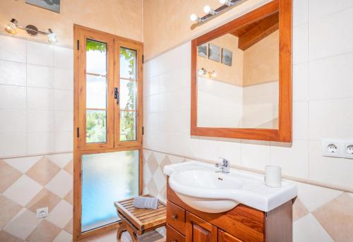 a bathroom with a sink and a mirror at Sa Sort Llarga in Moscari