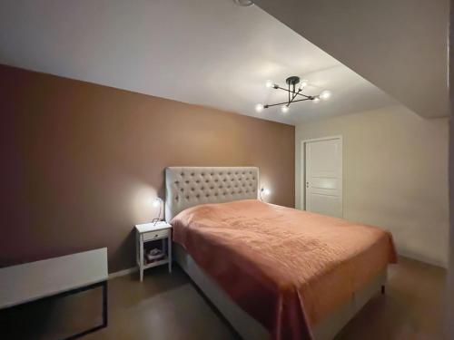 Un dormitorio con una cama y una lámpara sobre una mesa. en Cozy 3 Bedroom Holiday Home in Drammen, Norway, en Gullaug