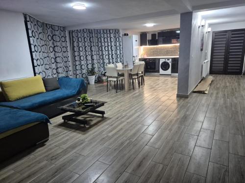 霍雷祖Casa ANDRADA的客厅里有一张蓝色的沙发和一张桌子