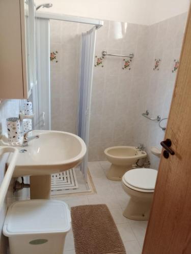 a bathroom with a sink and a toilet and a shower at Villa Angelica in Capilungo