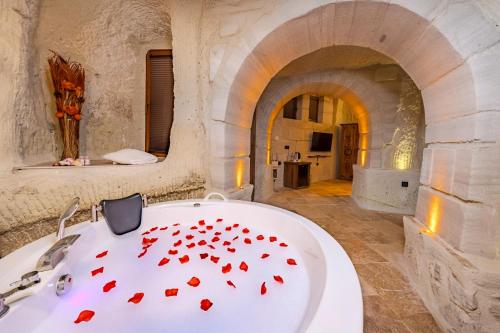 baño con bañera con corazones rojos. en Rose Moon Cave, en Nevşehir