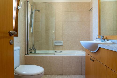 Ένα μπάνιο στο 3 bedroom Villa Cardia with private pool, Aphrodite Hills Resort